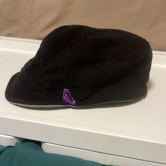 Reversible Roxy Hat - Picture 3 of 4